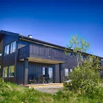 A Family-friendly, Pet-friendly Getaway In Center דירה