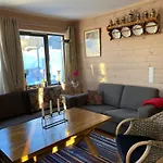 A Family-friendly, Pet-friendly Getaway In Center דירה